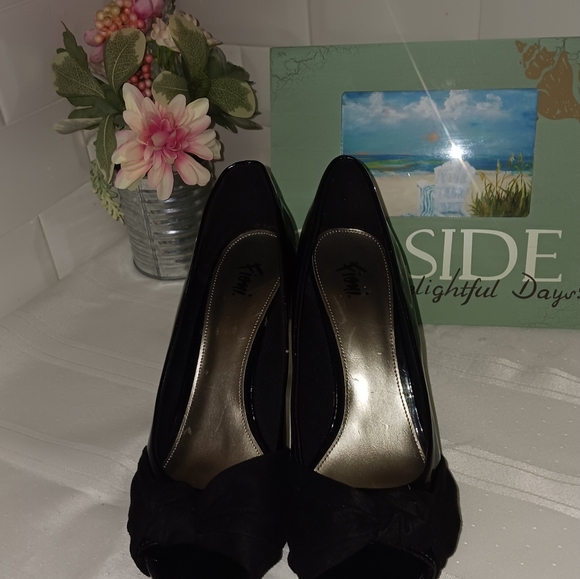 Fioni Black Patent Leather Peep Toe with Bow. Size 9W - Picture 7 of 8